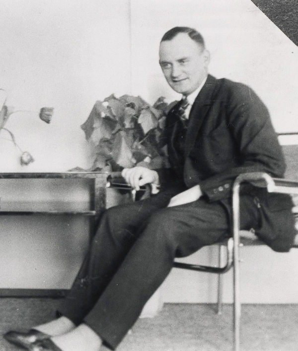 Carl Fieger sitzend in einem Wassily-Stuhl, circa 1935