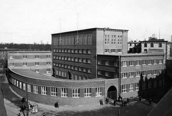 Schwarz-Weiß-Bild des Arbeits- und Betriebsamts in Halle/Saale