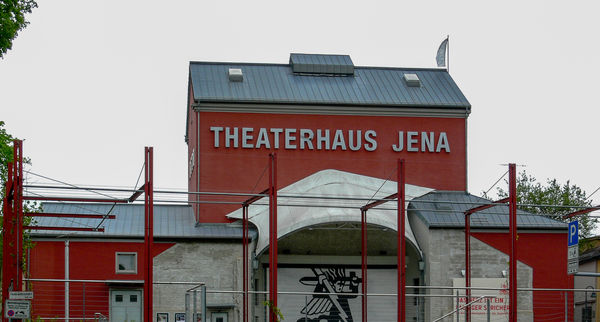 Rote Fassade mit Aufschrift Theaterhaus Jena