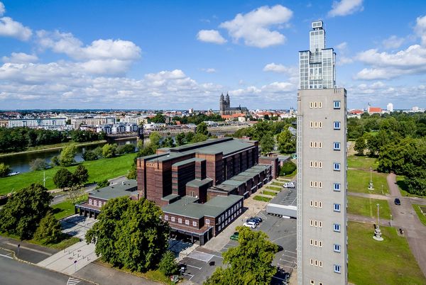 Blick auf die Stadt Magdeburg, im Vordergrund der Albinmüllerturm und die Stadthalle