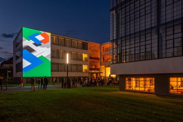 Bunt beleuchtetes Bauhausgebäude Anfang September 2018.