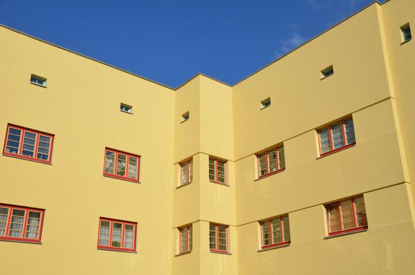 Die klar gegliederte Fassade eines Hauses der Magdeburger Hermann-Beims-Siedlung