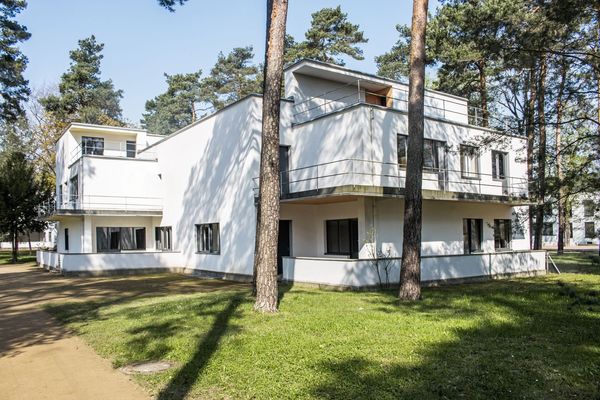 Das Meisterhaus Muche/Schlemmer mit weißen Wänden hinter Bäumen