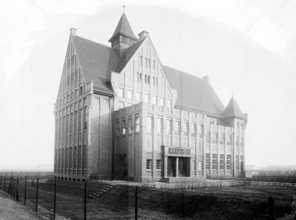 Schwarz-Weiß-Foto einer Kirche, der Christuskirche in Halle/Saale