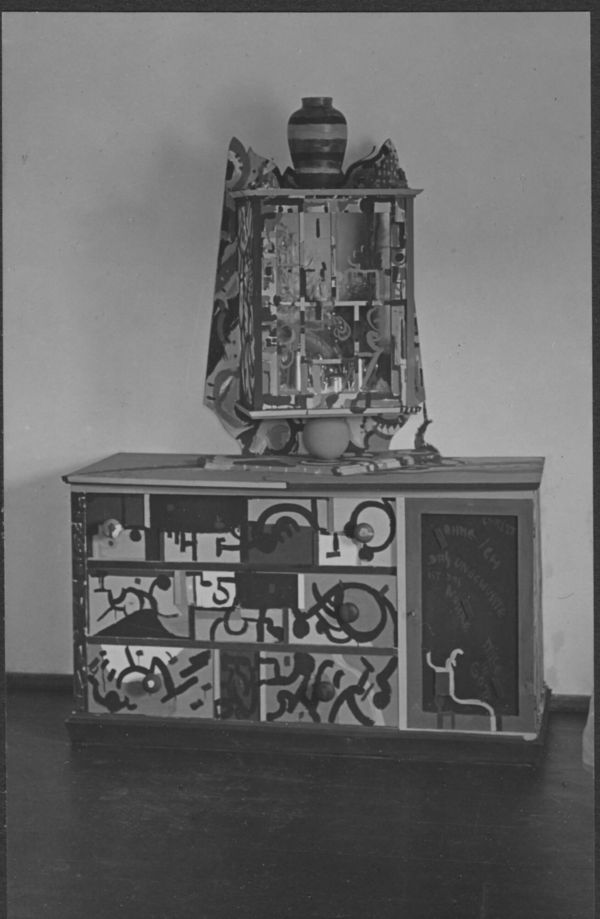 Schwarz-weiß-Aufnahme eines expressionistisch bunt bemalten Büffetschranks.