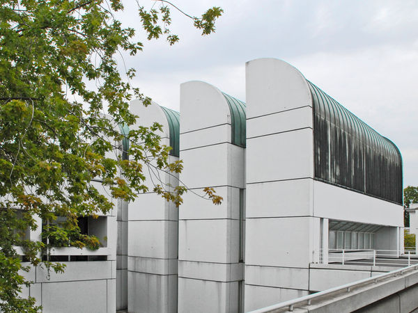 Blick auf das Bauhaus-Archiv mit seinem charakteristischen Dach.
