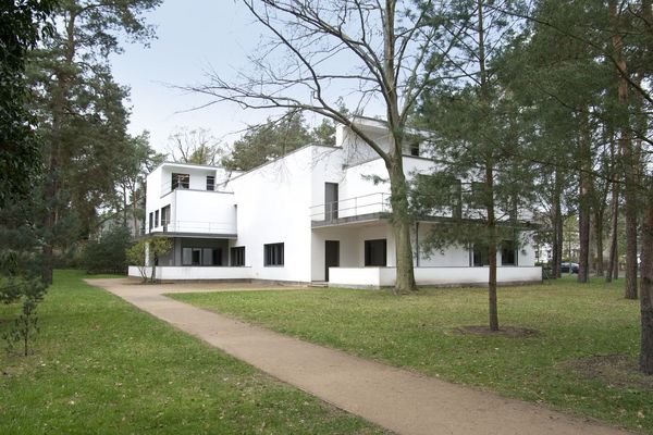 Die weißen Wände des Meisterhauses Kandinsky/Klee hinter einigen Bäumen