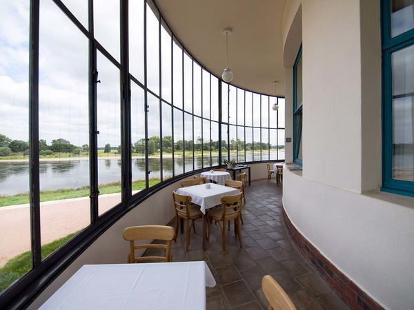 Foto zeigt den Innenbereich des Kornhaus Dessau mit Ausblick auf die Elbe.