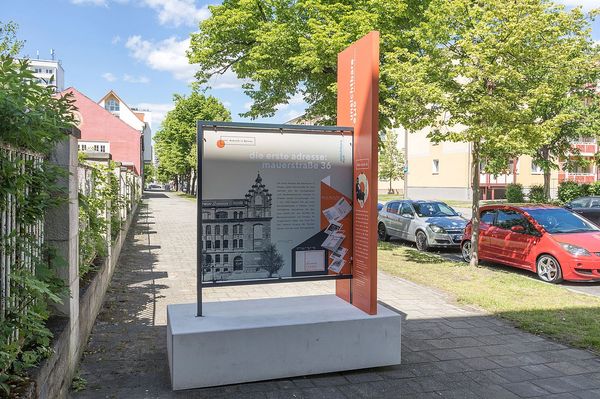 Eine Informationssäule an der ersten offiziellen Adresse des Bauhaus in Dessau.