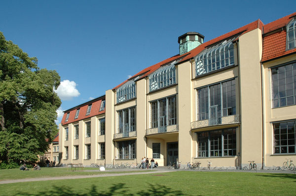 Hell verputztes Gebäude mit großen Fensterflächen, erste Heimat des Bauhaus in Weimar