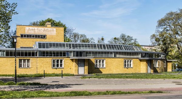 Das Arbeitsamt in Dessau mit seiner Fassade aus gelben Klinkersteinen