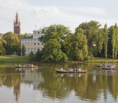 Gondeln auf dem Krägengraben vor Schloss Wörlitz