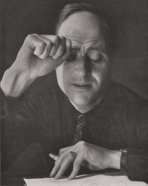 Schwarz-Weiß-Porträtfoto von Walter Peterhans beim Lesen